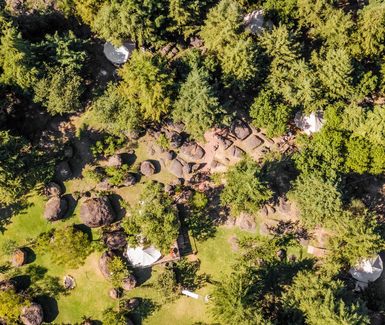 Aldea Deluxe vista desde el aire, entre bosque y piedras