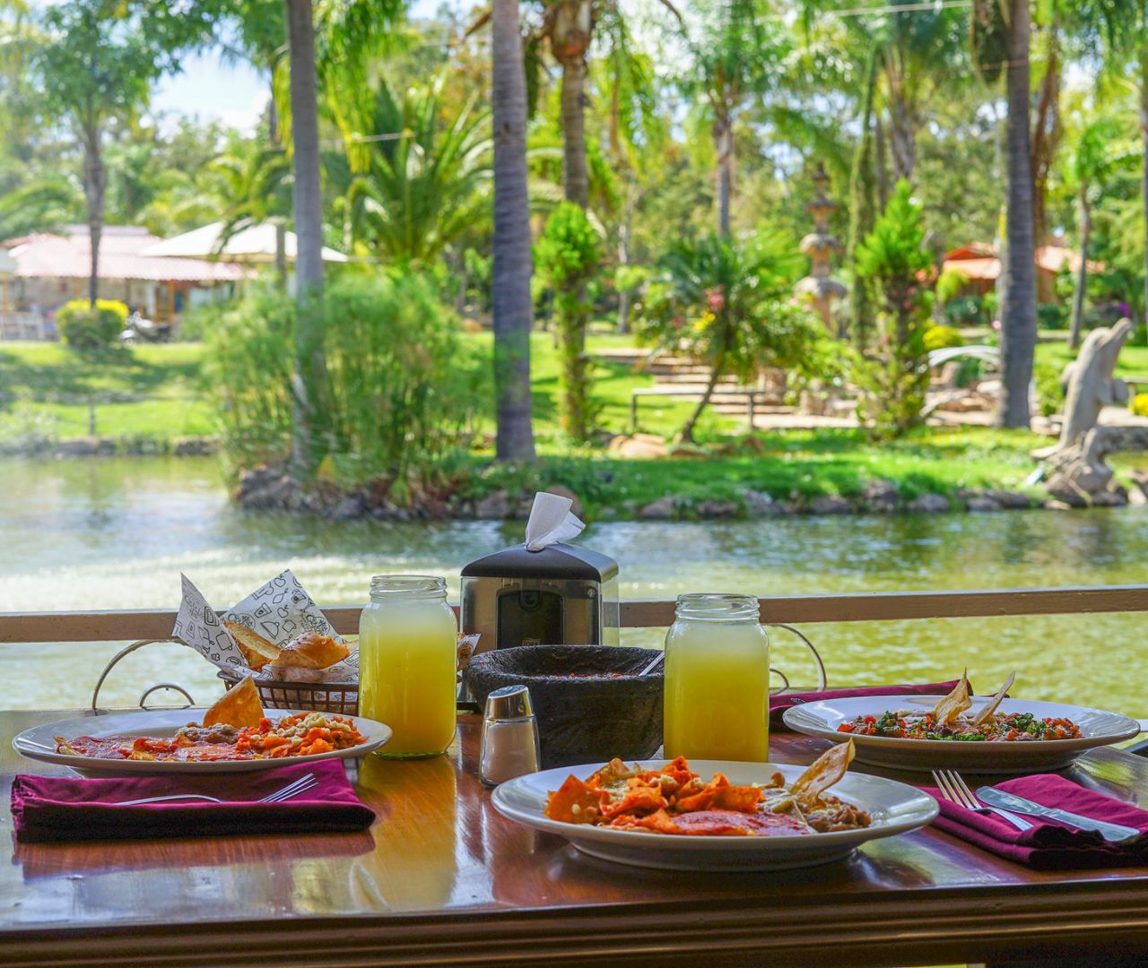 Chilaquiles y jugos frente al lago