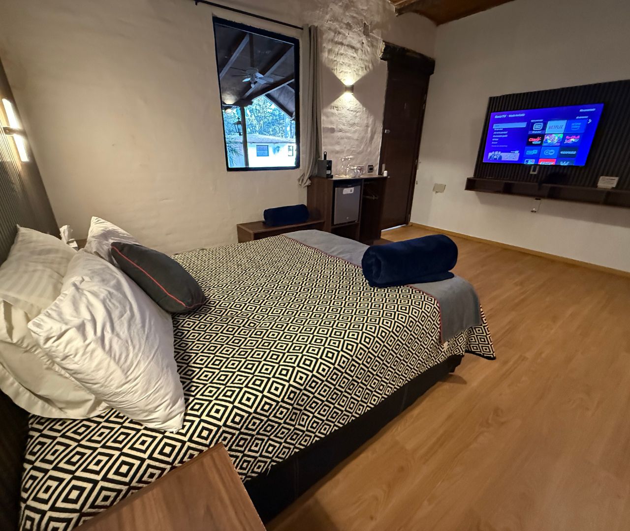 Habitación Doble remodelada con Smart TV y piso de madera