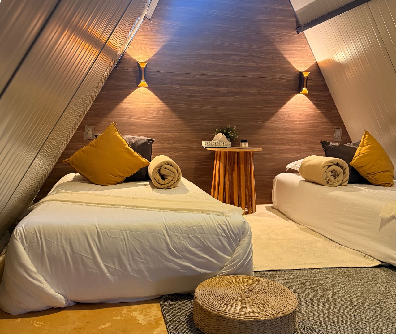 Interior A-Frame de Aldea Kavala con dos camas individuales