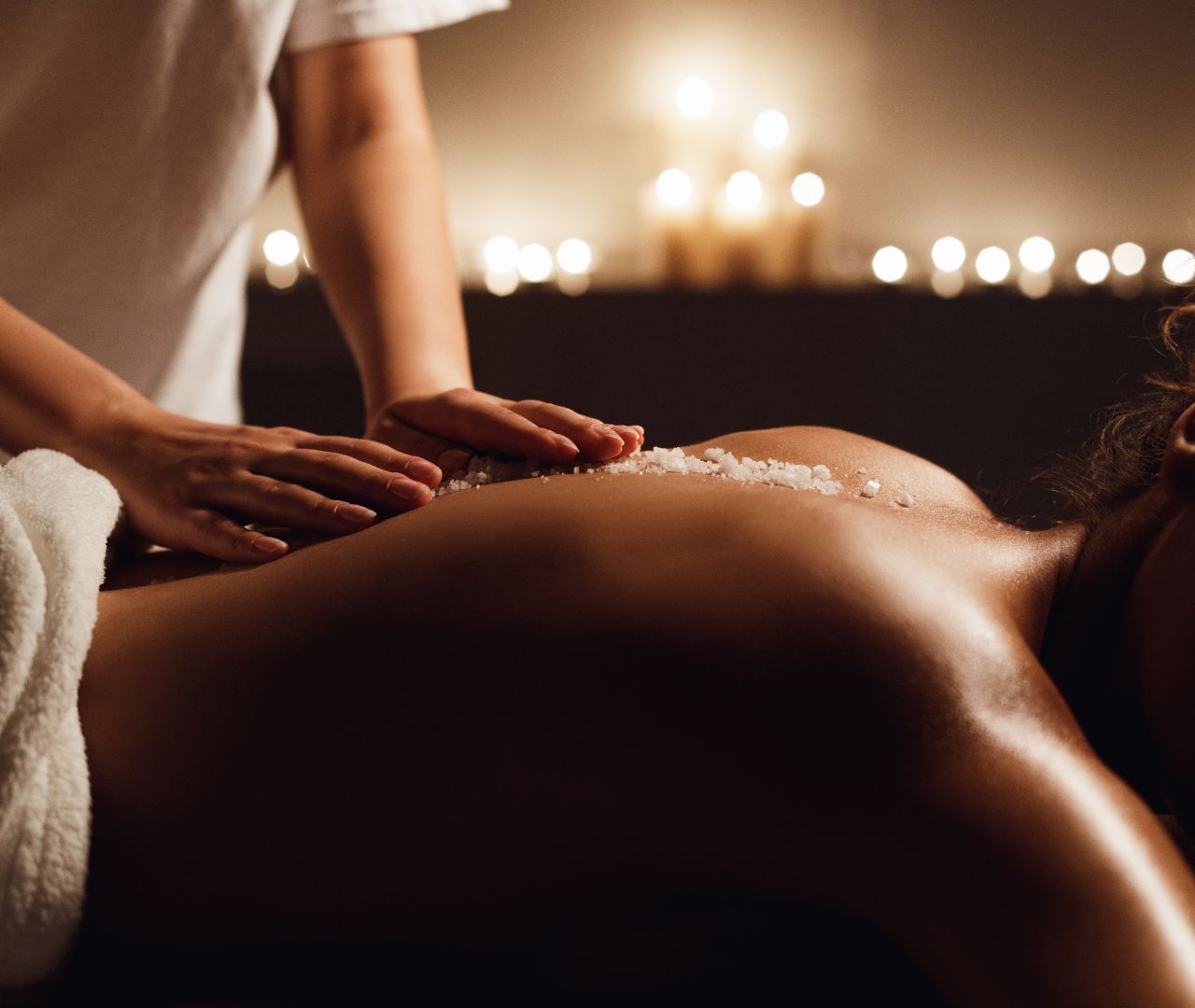Exfoliación corporal con sales en el spa