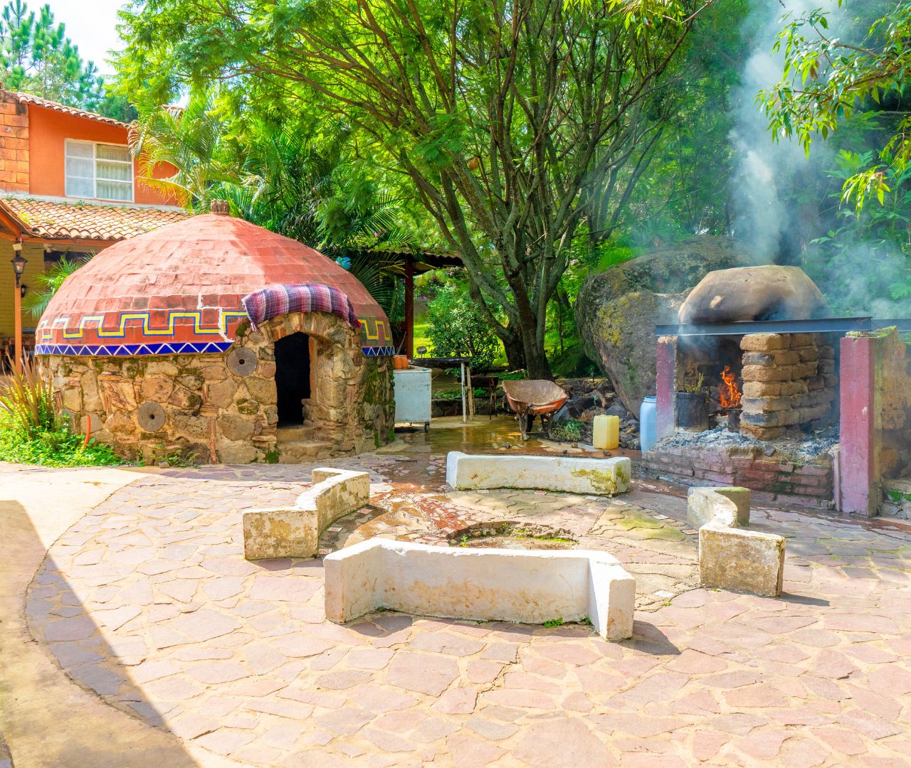 Temazcal tradicional de piedra con fogata encendida