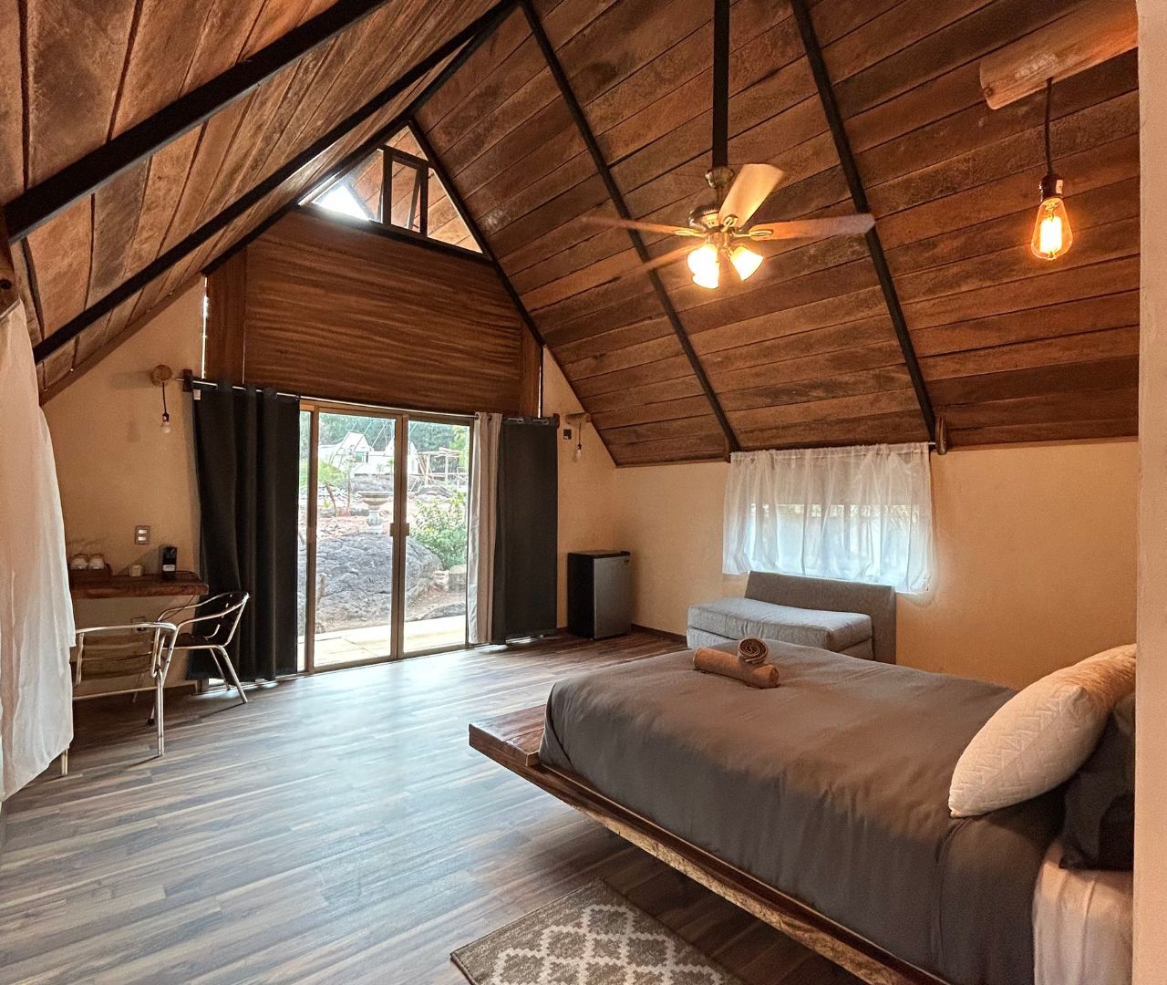 Interior A-Frame con techo de madera y salida al jardín